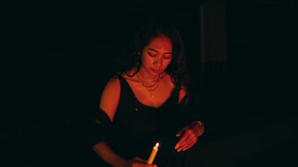 Uma Mulher Preto Está Acendendo Uma Vela Que Apaga Escuro — Vídeo de Stock