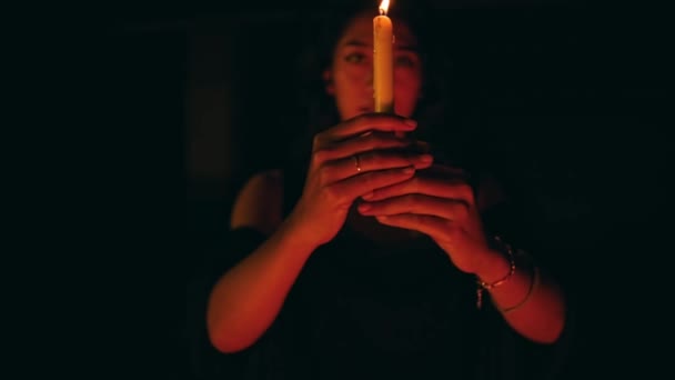 Kvinna Utför Satanisk Rituell Rörelse Med Ett Tänt Ljus Mörkret — Stockvideo