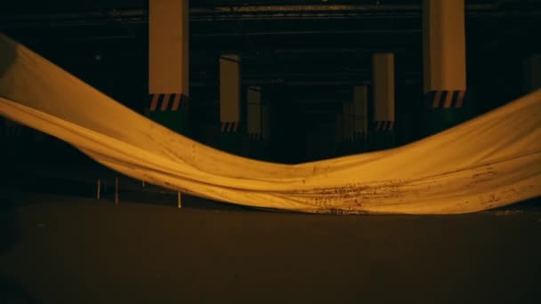 Шматок Білої Тканини Плаває Над Свічкою Освітленою Темному Місці Під — стокове відео