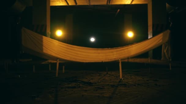 在夜晚的仪式中 一块白色的布漂浮在黑暗中点燃的蜡烛之上 — 图库视频影像