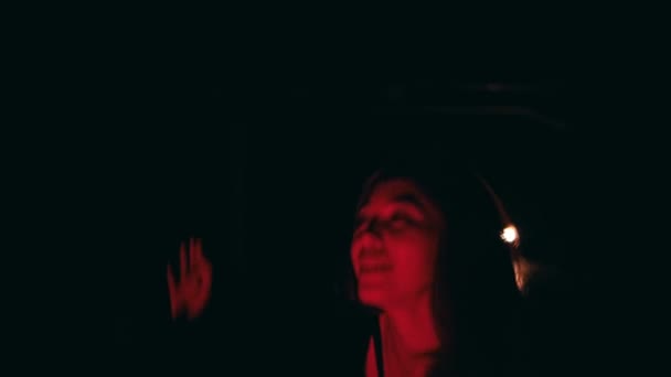 Группа Людей Черной Одежде Танцует Вокруг Костра Время Ритуала Ночью — стоковое видео