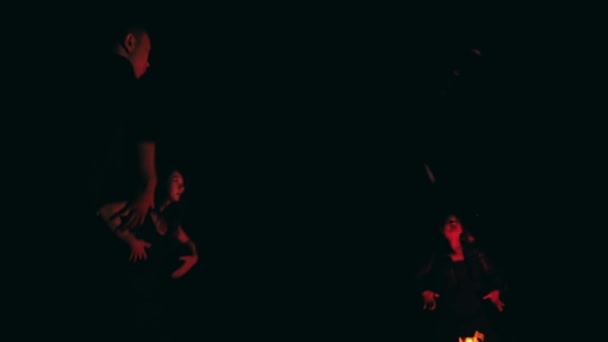 Grupo Satanistas Bailando Realizando Rituales Alrededor Una Hoguera Lugar Oscuro — Vídeos de Stock