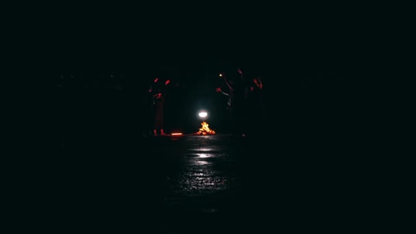 一群撒旦主义者在漆黑的夜晚在篝火边跳舞和表演仪式 — 图库视频影像