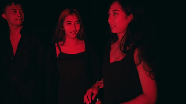 Siyah Giyinmiş Bir Grup Insan Gece Bir Şenlik Ateşinin Önünde — Stok video
