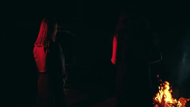 Група Людей Одягнених Чорне Виконує Сатанинський Ритуал Перед Багаттям Вночі — стокове відео