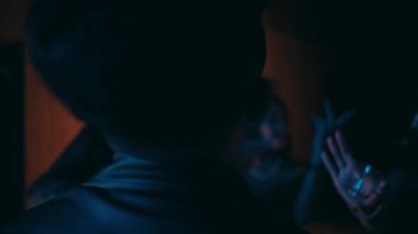 İki seksi Asyalı kadın, akşam bir gece kulübünde doğum gününü kutlarken diğer arkadaşlarıyla buluşur.