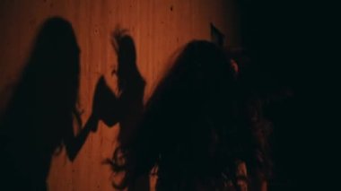 Asyalı bir kız arkadaşlarıyla bir gece kulübünde tanıştığında çok mutlu ve coşkulu olur.