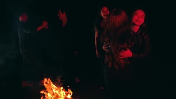 Bir Grup Siyah Elbiseli Insan Kampta Kamp Yaparken Arkadaşlarıyla Çok — Stok video