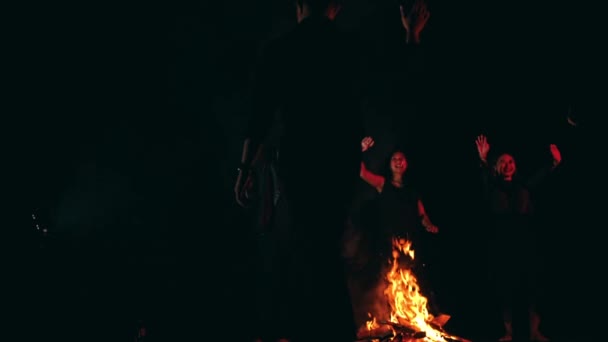 Couple Lovers Meet Friends Front Campfire While Camping Together Dark — Stok video