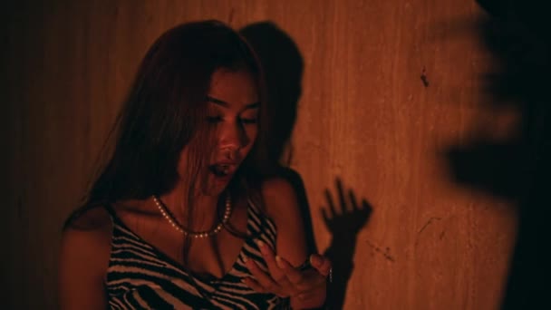 Bărbat Asiatic Colier Unei Femei Frumoase Într Club Noaptea — Videoclip de stoc