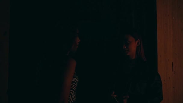 Due Donne Asiatiche Calde Sono Attratte Bell Uomo Night Club — Video Stock