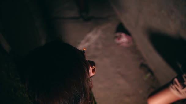 Asyalı Bir Adam Gece Kulübünde Sarışın Seksi Bir Kızın Yanından — Stok video