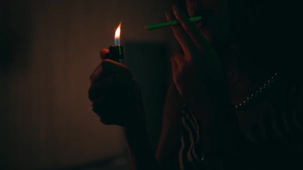 Asyalı Kadın Bir Gece Kulübünde Seksi Elbiseler Parlak Işıklarla Sigara — Stok video
