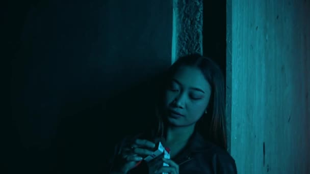 Δύο Ασιάτισσες Καπνίζουν Ένα Κλαμπ Σέξι Ρούχα Και Λαμπερά Φώτα — Αρχείο Βίντεο