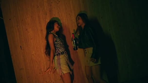 Två Asiatiska Kvinnor Dricker Alkohol Med Sina Vänner Mycket Glada — Stockvideo