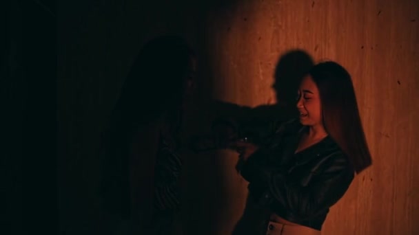 Дві Азіатські Жінки Ють Алкоголь Своїми Друзями Дуже Щасливі Сміються — стокове відео