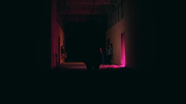 Asian Woman Walking Alone Dark Club Middle City Night — Stok video