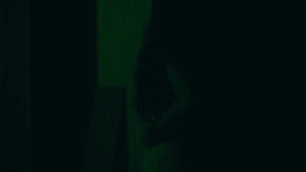 Asian Girl Very Worried Expression Calling Her Friend Dark Night — стоковое видео