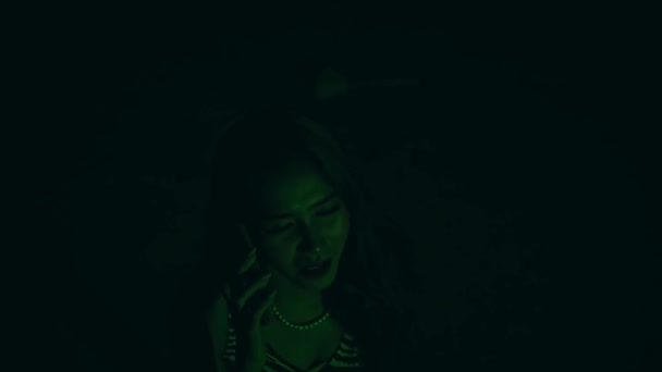 Азиатская Девушка Взволнованным Выражением Лица Звонит Своей Подруге Ночью Темноте — стоковое видео