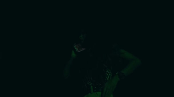 Азиатская Девушка Взволнованным Выражением Лица Звонит Своей Подруге Ночью Темноте — стоковое видео