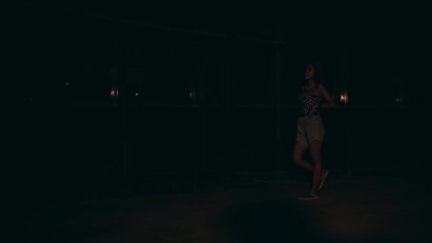 Asian Girl Short Clothes Walking Dark Bar Night — ストック動画
