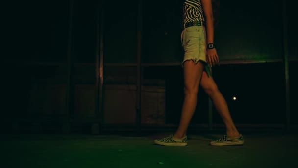 ブロンドの髪とセクシーな服を持つインドネシアの女性は夜に暗いクラブで非常に美しく歩く — ストック動画