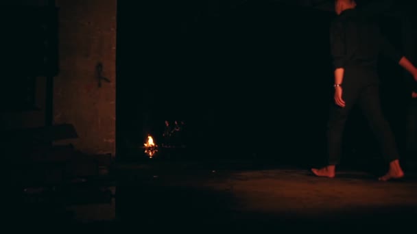 Пара Идущая Костру Черной Одежде Темном Месте Ночью — стоковое видео