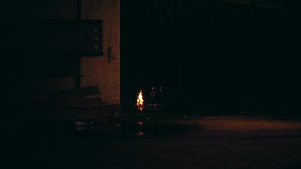 Пара Идущая Костру Черной Одежде Темном Месте Ночью — стоковое видео