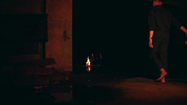 Couple Walking Bonfire Black Clothes Dark Place Night — Wideo stockowe