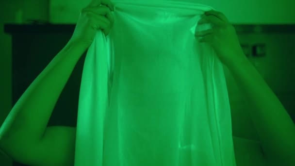 Una Donna Indonesiana Indossa Una Sciarpa Bianca Sulla Testa Pente — Video Stock