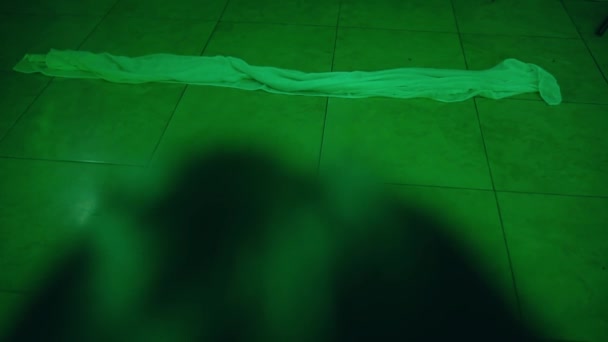 铺在绿色房间地板上的一块白色布 — 图库视频影像