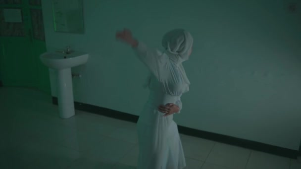 Beyaz Siyah Elbiseli Iki Müslüman Kadın Bir Odada Esnek Bir — Stok video
