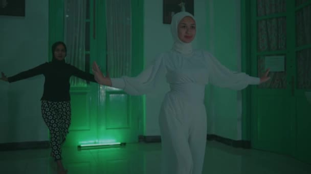 Duas Mulheres Muçulmanas Dançam Juntas Muito Agilmente Roupas Fechadas Quarto — Vídeo de Stock