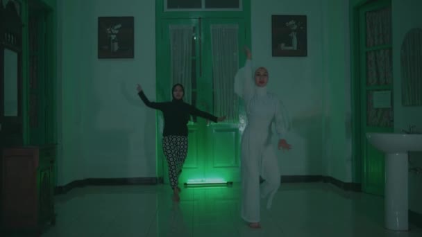 Two Muslim Women Dance Together Very Agilely Closed Clothes Room — Vídeos de Stock