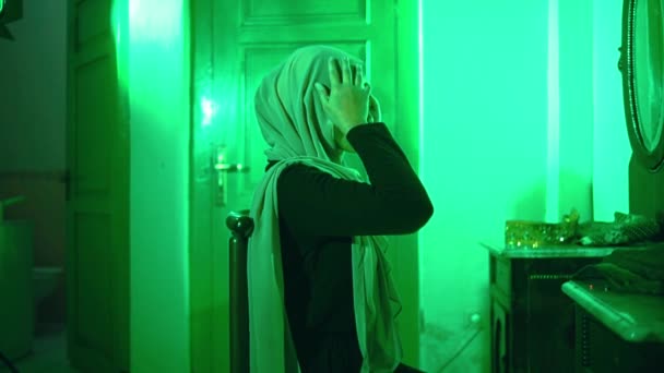 Muslim Woman Opens Her Veil Front Mirror Dressing Table Very — Stock videók
