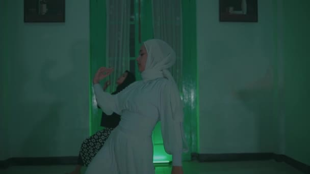 Two Muslim Women White Black Clothes Danced Together Very Flexibly — ストック動画