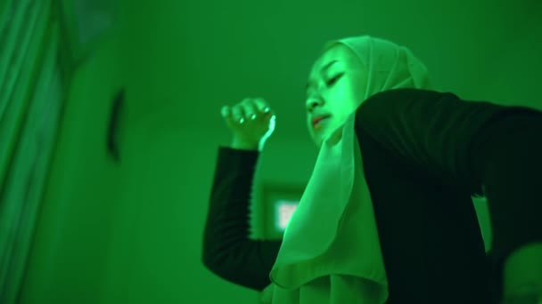 Uma Mulher Muçulmana Dança Apaixonadamente Sozinha Seu Quarto Verde — Vídeo de Stock