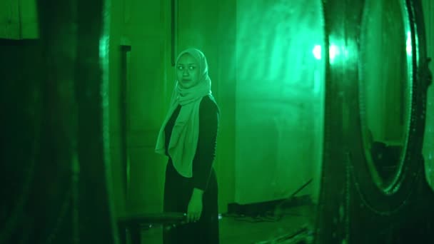 Muslimka Stojící Před Zrcadlem Toaletním Stolem Plochým Výrazem Zeleném Pokoji — Stock video