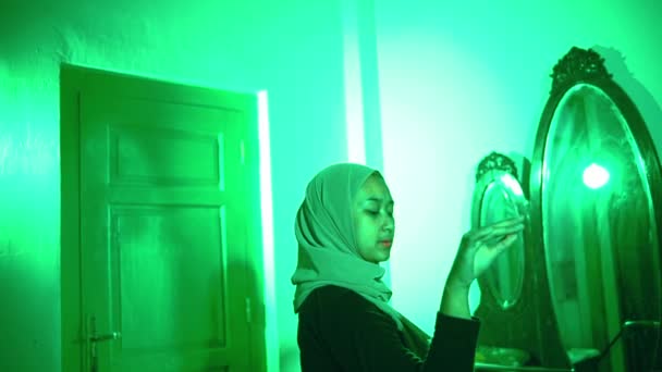 Una Donna Musulmana Balla Appassionatamente Sola Nella Sua Stanza Verde — Video Stock