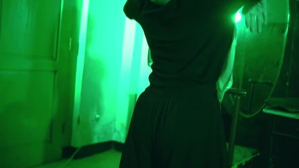 イスラム教徒の女性が緑の部屋の鏡の前でとても機敏に踊り — ストック動画