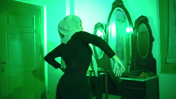 Una Mujer Musulmana Bailando Muy Ágil Delante Espejo Una Habitación — Vídeo de stock