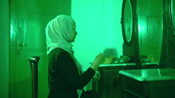 Muslim Woman Dancing Very Agile Front Mirror Green Room — Αρχείο Βίντεο