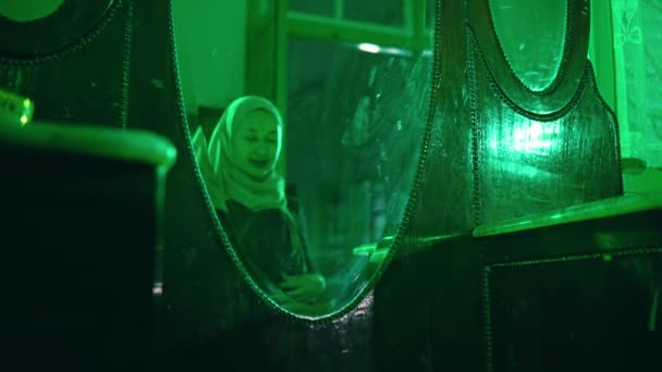 Una Donna Musulmana Prova Suoi Nuovi Vestiti Davanti Uno Specchio — Video Stock