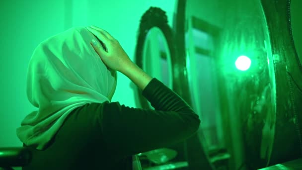 Μια Μουσουλμάνα Κοιτάζει Πρόσωπό Της Στον Καθρέφτη Ενώ Φοράει Μαντίλα — Αρχείο Βίντεο