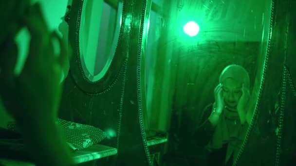 Muslim Woman Looks Her Face Mirror While Wearing Headscarf Green — Videoclip de stoc