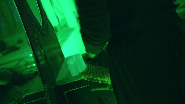一位穆斯林妇女在一间晚上非常可怕的绿色房间里拿着一块神秘的绿色布 — 图库视频影像