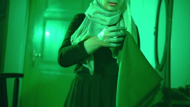 Muslim Woman Takes Holds Mysterious Green Cloth Green Room Which — Stok video