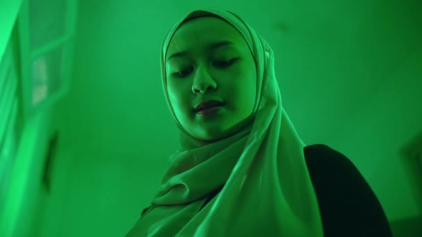 Egy Muszlim Talált Egy Régi Ruhát Ami Elveszett Egy Öltözőasztalon — Stock videók