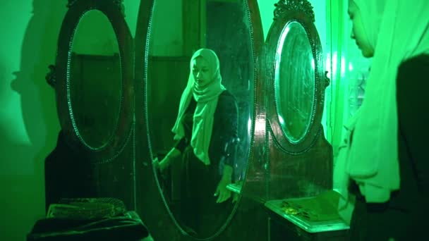 Muslim Woman Walks Dressing Table Room Has Green Shades Night — стоковое видео
