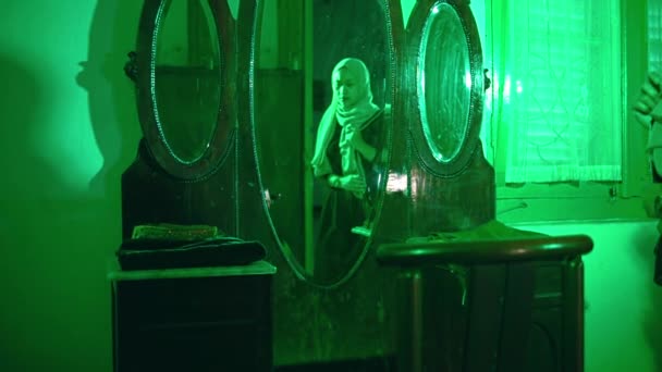 Muslimka Přijde Toaletnímu Stolku Místnosti Která Noci Zelené Odstíny — Stock video